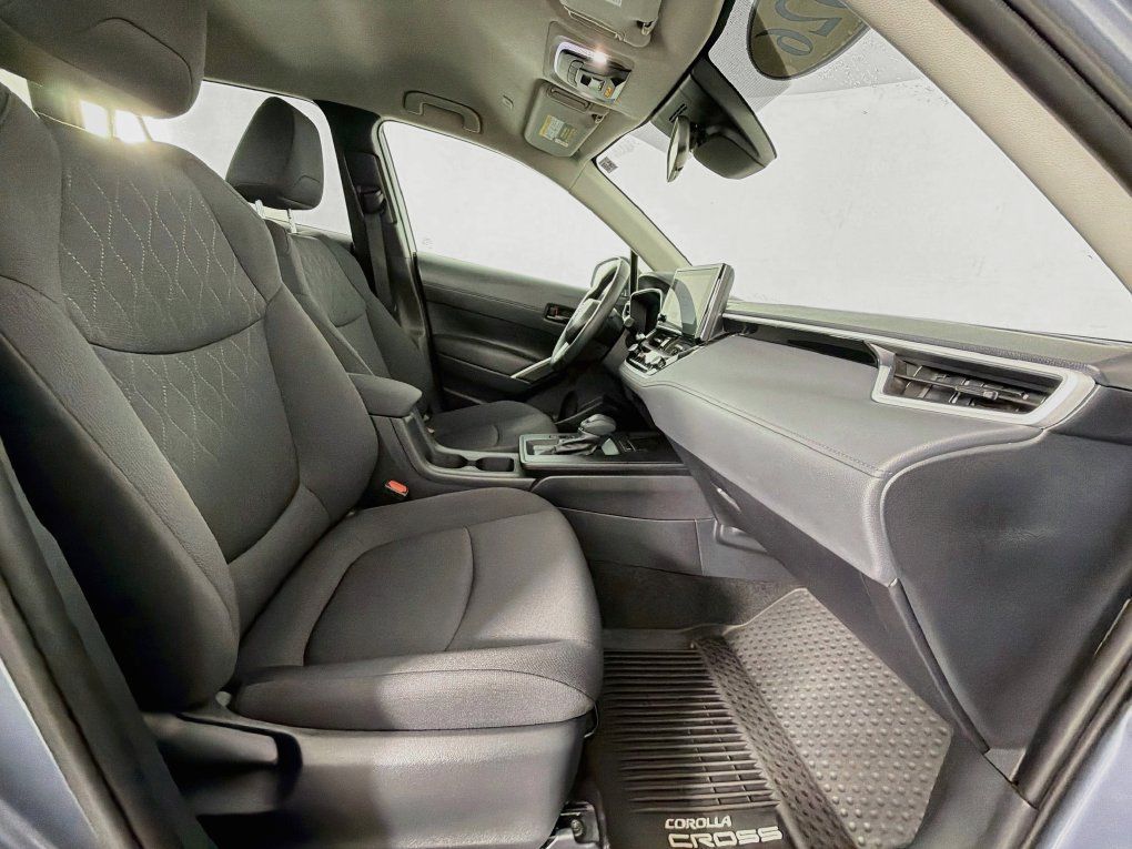Used 2026 Toyota Corolla Cross LE FWD image 30
