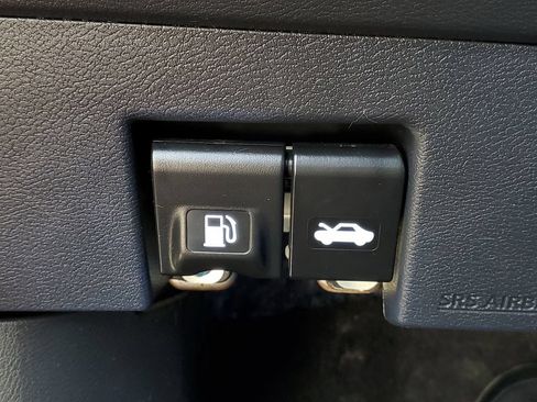 Used 2022 Nissan Versa SR w/ Convenience Package FWD image 18