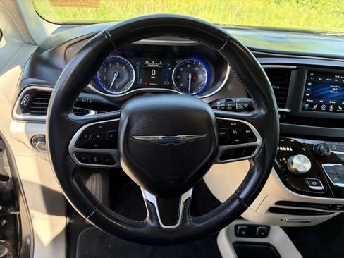 Used 2018 Chrysler Pacifica Touring-L w/ Tire & Wheel Group FWD image 11