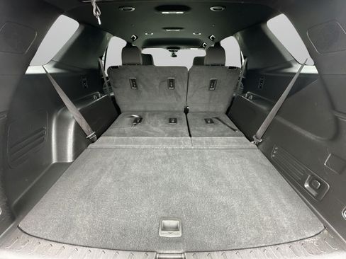 Used 2023 Chevrolet Traverse LT FWD image 32