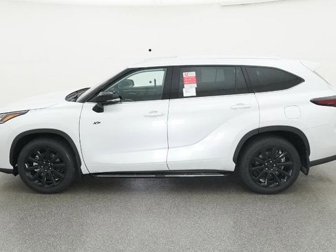 New 2026 Toyota Highlander AWD image 3
