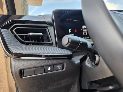 Used 2025 Nissan Kicks SR FWD image 18