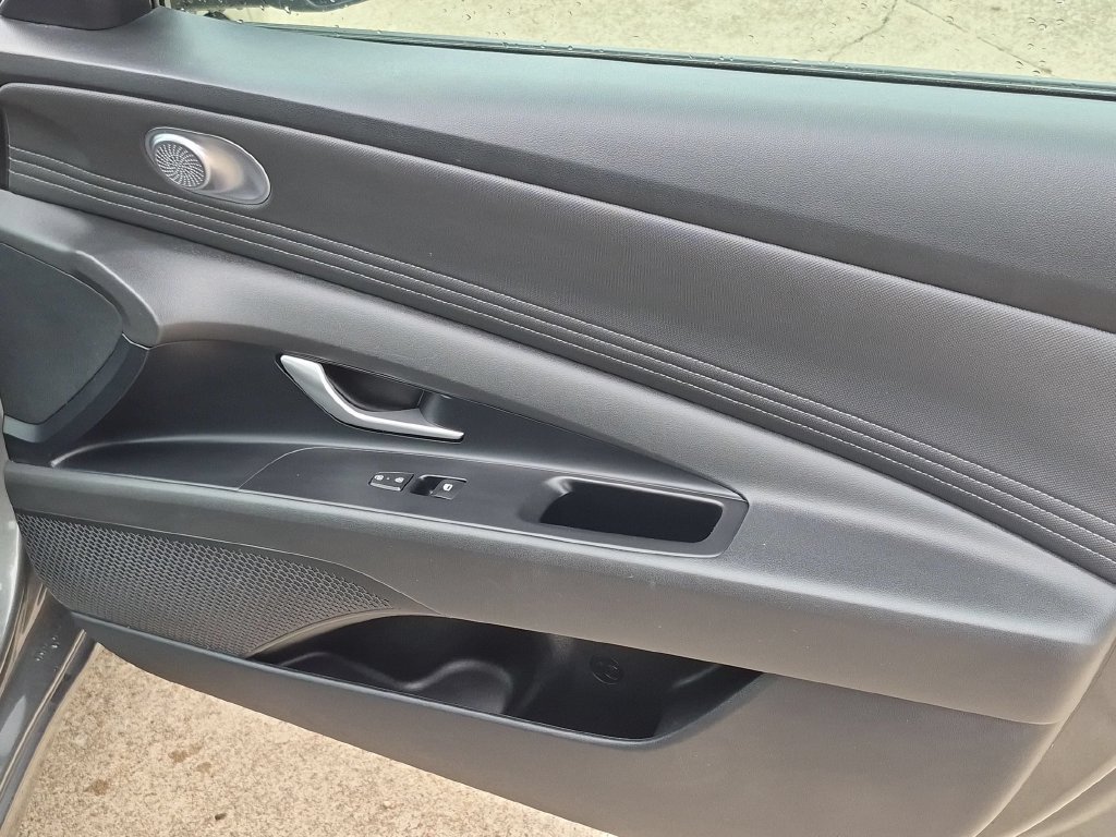 Used 2025 Hyundai Elantra SEL FWD image 33