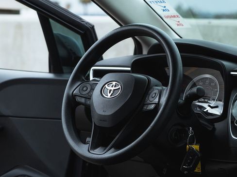 Used 2021 Toyota Corolla LE w/ Carpet Mat Package (TMS) image 22