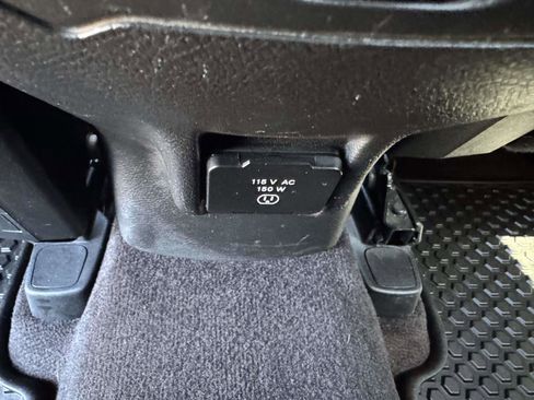 Used 2018 Jeep Cherokee Latitude Plus w/ Cold Weather Group AWD/4WD image 25