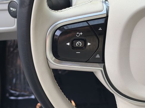 Certified 2023 Volvo XC60 B5 Ultimate w/ Protection Package Premier FWD image 20