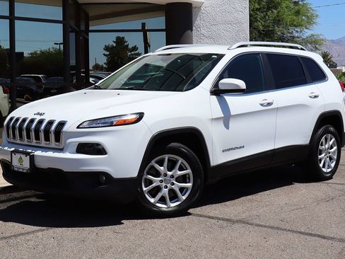 Used 2017 Jeep Cherokee Latitude FWD image 2