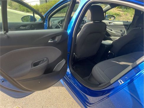 Used 2018 Chevrolet Cruze LT w/ Convenience Package FWD image 10