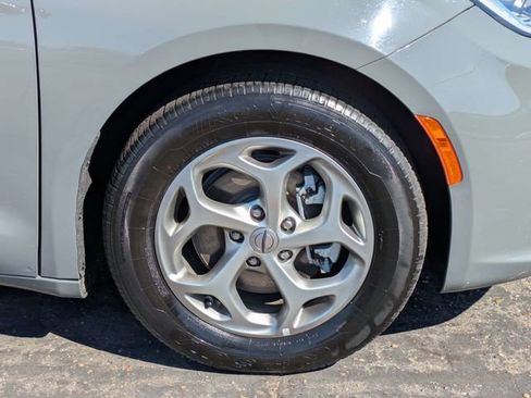 Used 2023 Chrysler Pacifica Limited image 11