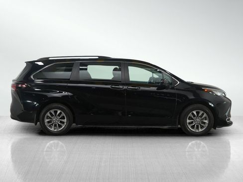 Used 2023 Toyota Sienna XLE image 7