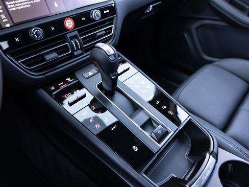 Certified 2026 Porsche Macan AWD/4WD image 17