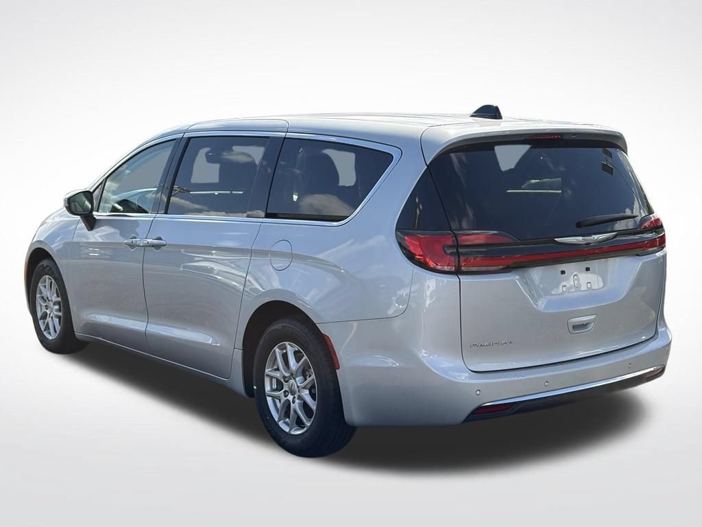 Certified 2023 Chrysler Pacifica Touring-L FWD image 7