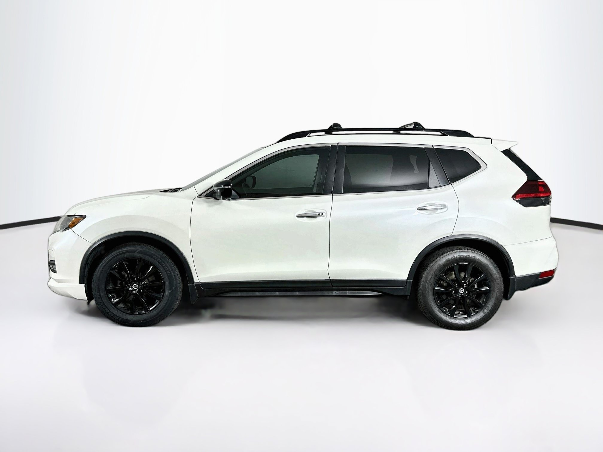 Used 2018 Nissan Rogue SV w/ Premium Package FWD image 4