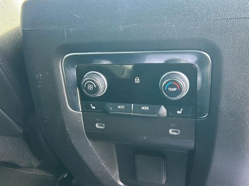 Used 2023 Chevrolet Suburban Premier image 16