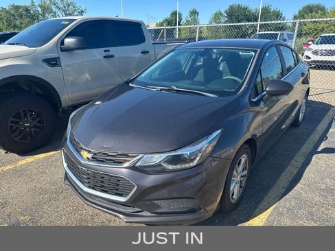 Used 2017 Chevrolet Cruze LT FWD image 2