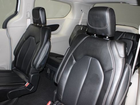 Used 2023 Chrysler Pacifica Touring-L FWD image 22