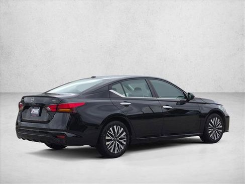 Used 2024 Nissan Altima 2.5 SV FWD image 5