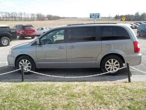 Used 2016 Chrysler Town & Country Touring FWD image 4