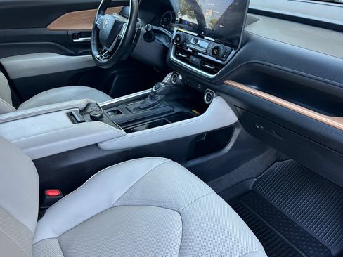 Used 2024 Toyota Grand Highlander AWD image 17