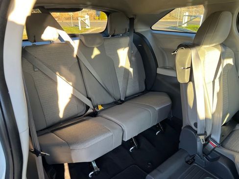 Used 2021 Toyota Sienna LE AWD/4WD image 16