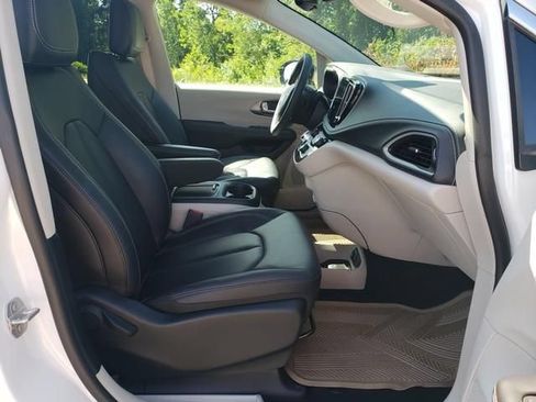 Used 2024 Chrysler Pacifica Touring-L FWD image 19