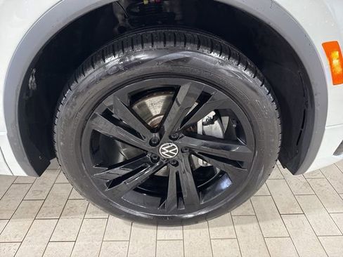 Certified 2023 Volkswagen Tiguan SE R-Line image 30