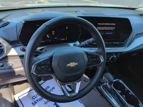 Used 2025 Chevrolet Trax LT w/ LT Convenience Package image 28