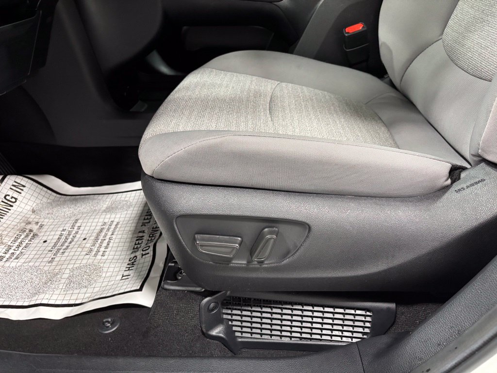 Used 2026 Toyota Sienna LE FWD image 12