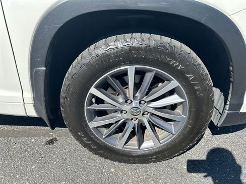 Used 2018 Toyota Highlander XLE AWD/4WD image 19
