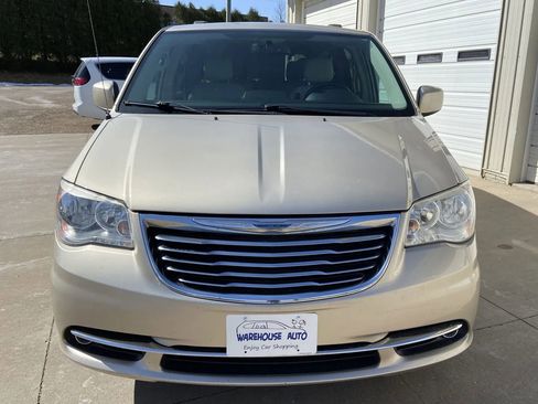 Used 2016 Chrysler Town & Country Touring w/ Driver Convenience Group FWD image 3
