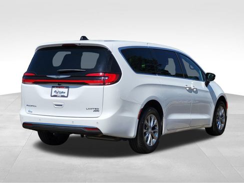Used 2026 Chrysler Pacifica Limited AWD/4WD image 8
