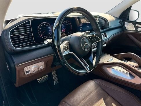 Used 2024 Mercedes-Benz GLS 580 4MATIC image 9