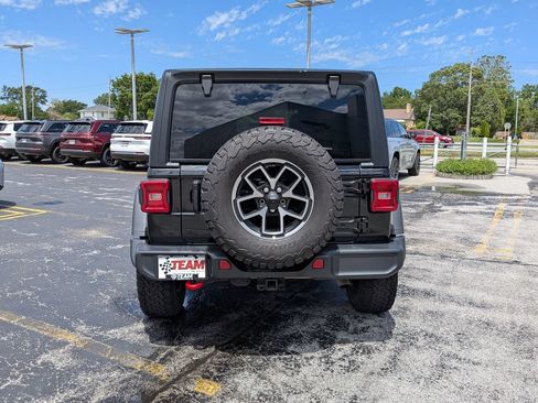 Used 2024 Jeep Wrangler Unlimited Rubicon AWD/4WD image 10