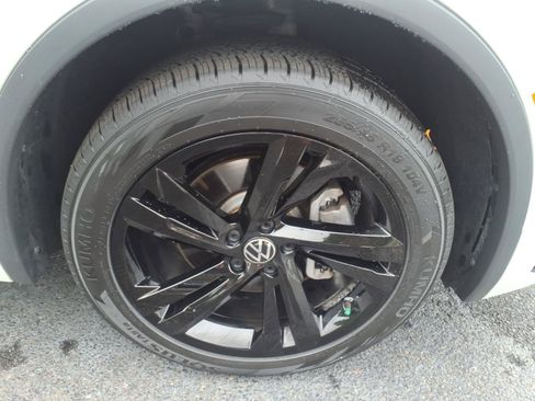 Certified 2023 Volkswagen Tiguan SE R-Line AWD/4WD image 9