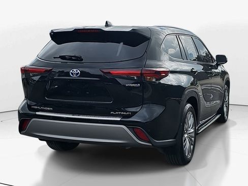 Used 2024 Toyota Highlander Platinum image 5