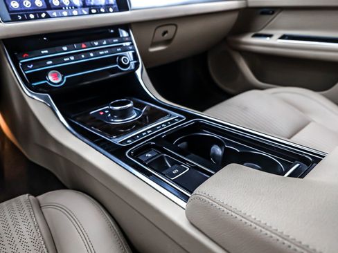 Used 2020 Jaguar XF Prestige image 5