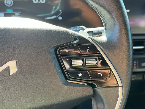 Used 2023 Kia Niro EX image 17