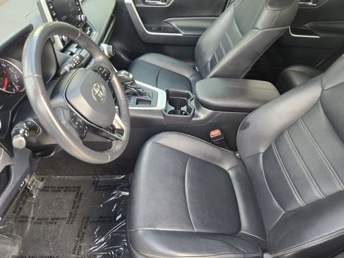Used 2020 Toyota RAV4 XLE Premium FWD image 3