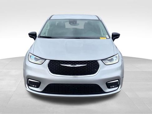 Used 2024 Chrysler Pacifica Touring-L FWD image 2