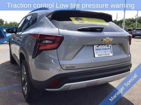 Used 2025 Chevrolet Trax LT FWD image 9