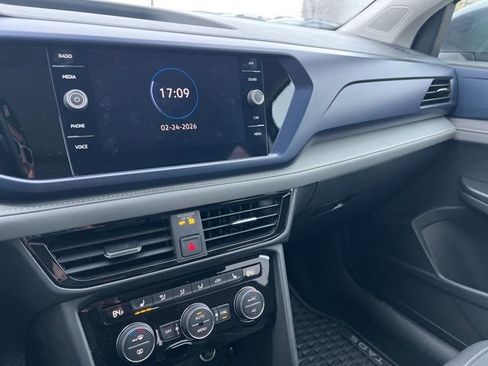 Used 2024 Volkswagen Taos SE image 17