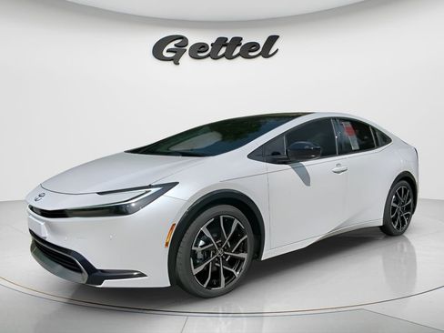 New 2025 Toyota Prius Plug-In Hybrid FWD image 2