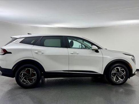 Used 2023 Kia Sportage LX image 9