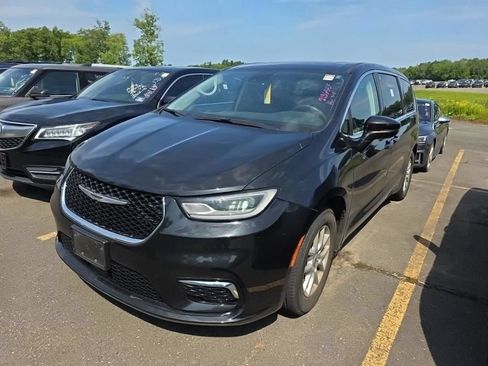 Used 2023 Chrysler Pacifica Touring-L FWD image 5