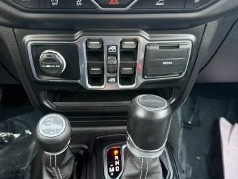 Used 2020 Jeep Gladiator Overland AWD/4WD image 22
