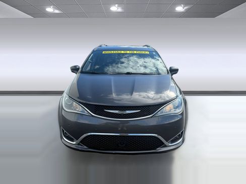 Used 2020 Chrysler Pacifica Touring-L image 6