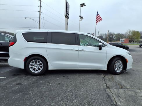 Used 2023 Chrysler Pacifica Touring-L FWD image 30