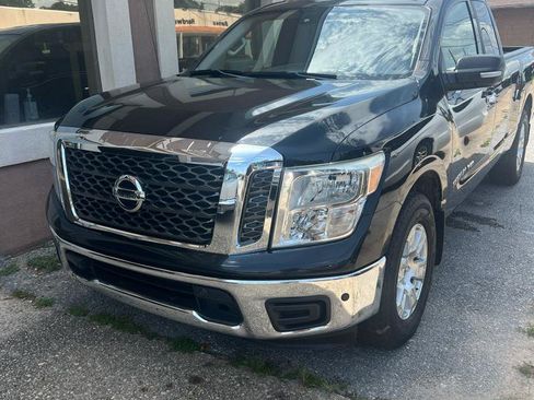 Used 2018 Nissan Titan SV w/ SV Convenience Package RWD image 2