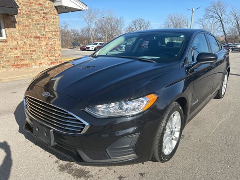 Used 2019 Ford Fusion SE FWD image 1