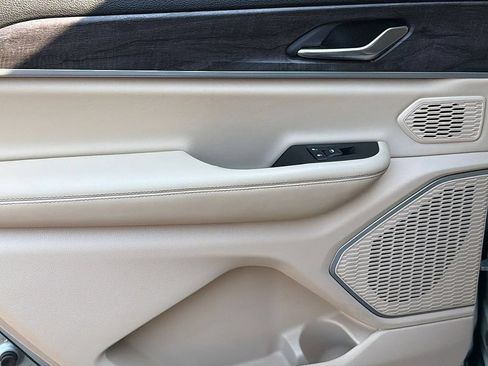 Used 2021 Jeep Grand Cherokee L Limited RWD image 12